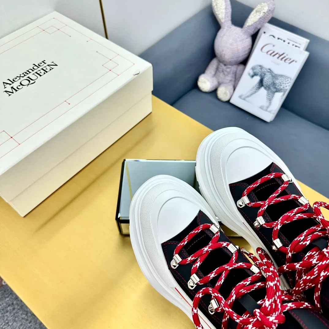 👟👟Ex-factory price 680👟👟 Alexander McQueen's latest thick-soled Martin boots, original 1:1 development, outsole original open-film TPU sole, fabric full-grain cowhide + high mercerized cowhide, lining sheepskin original hardware carabiner bottom height 5cm Size: #35-40 39-45